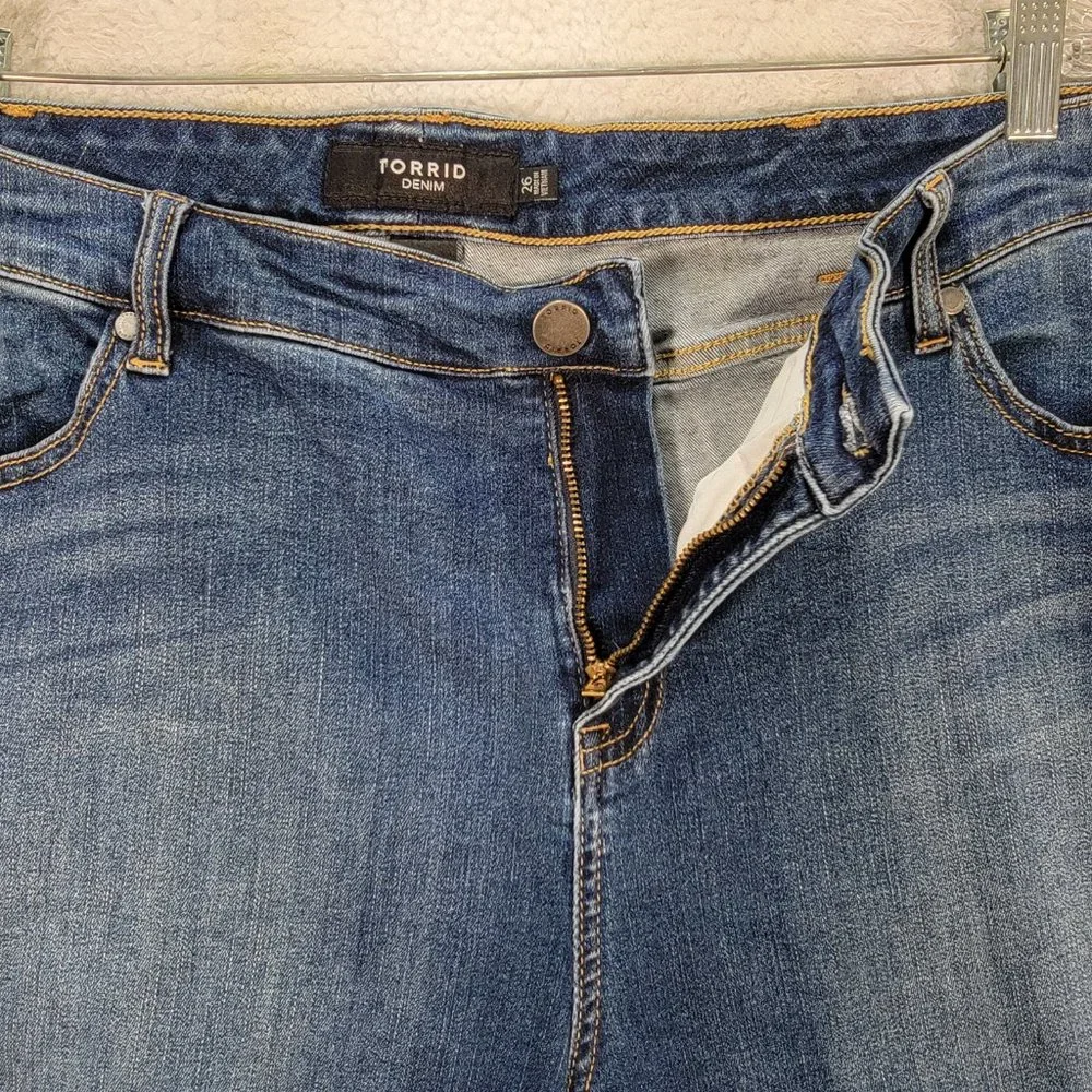 Torrid Plus Size Dark Blue Denim Stretch Mid Rise Cropped Straight Jeans - Picture 4 of 15